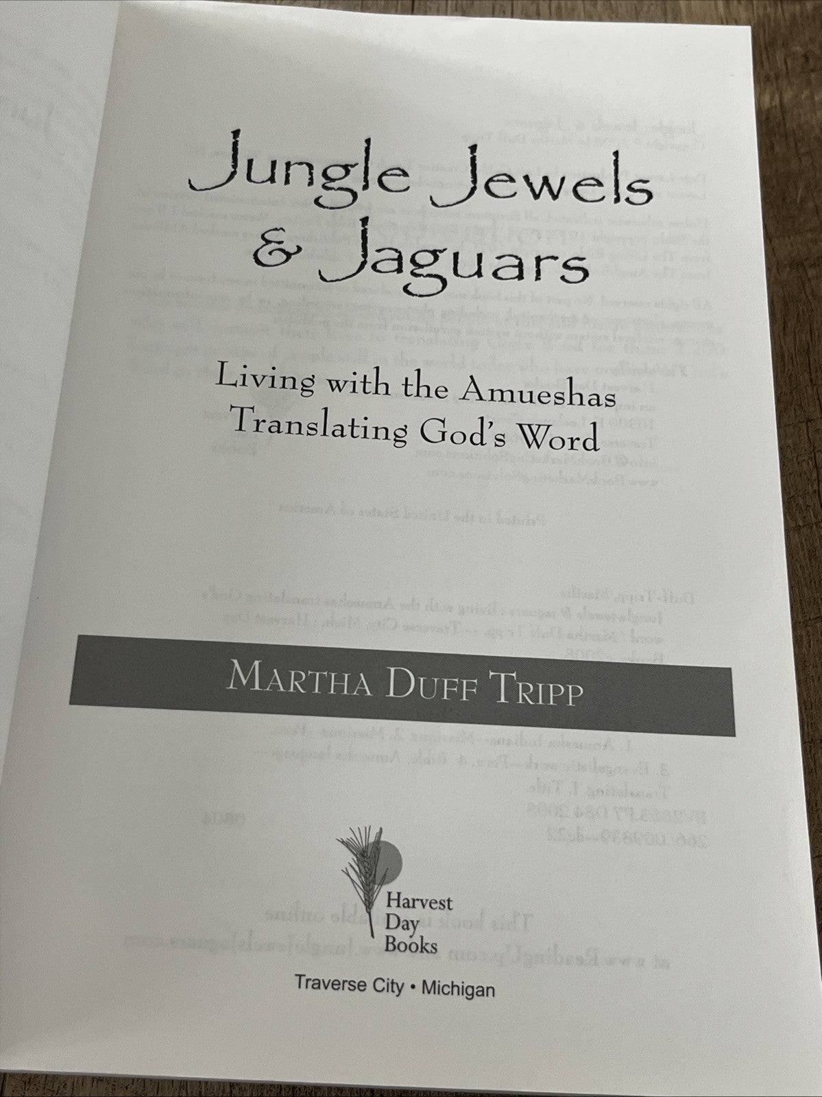Jungle Jewels and Jaguars : Living with the Amueshas Translating God's Word