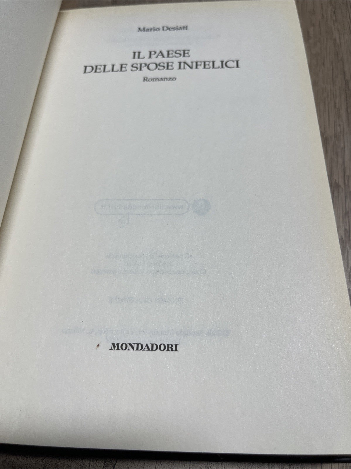 IL PAESE DELLE SPOSE INFELICI - Hardcover ( Italian) **Very Good Condition**