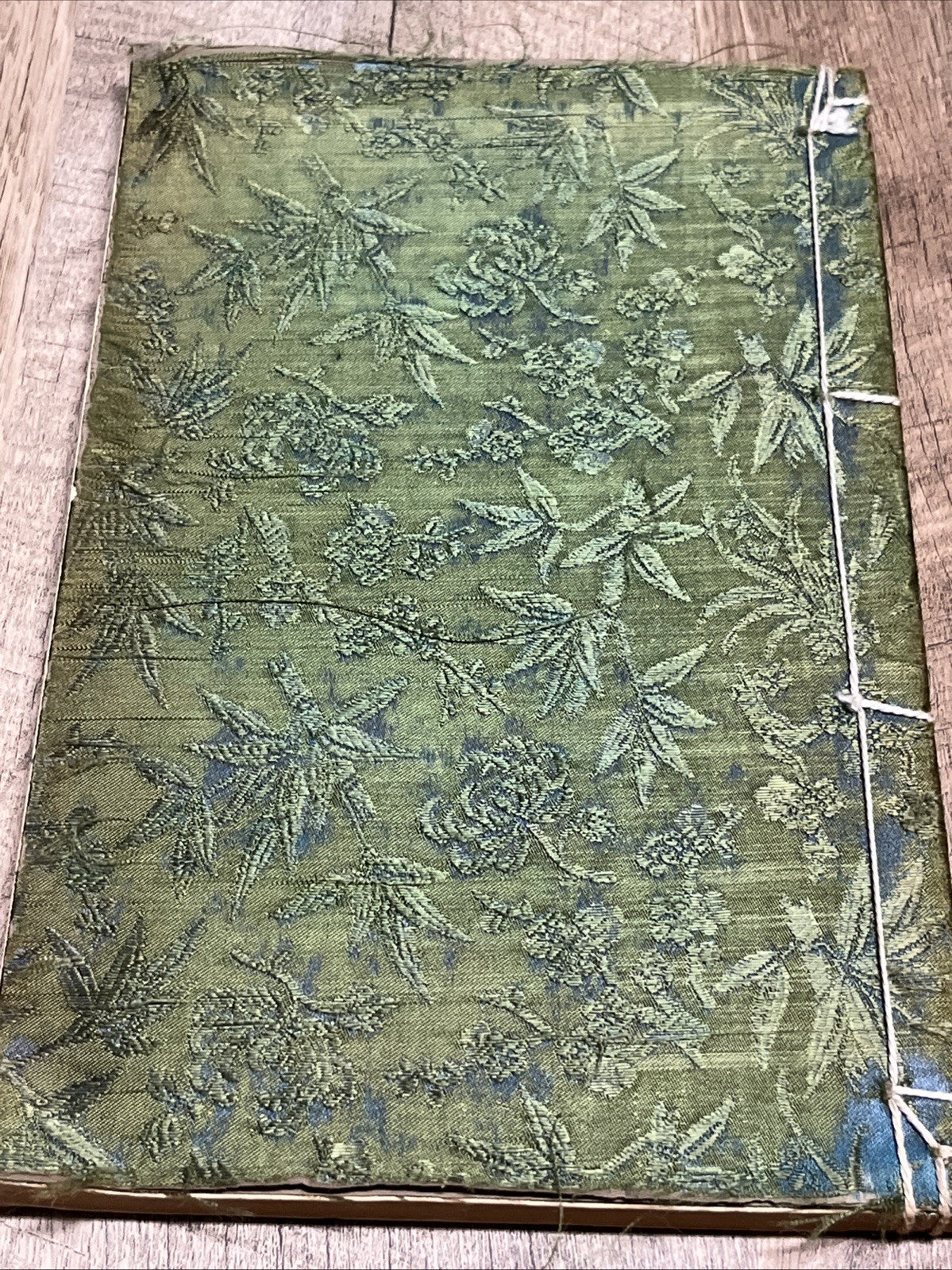 右评语作者室中佛光下見蹤详