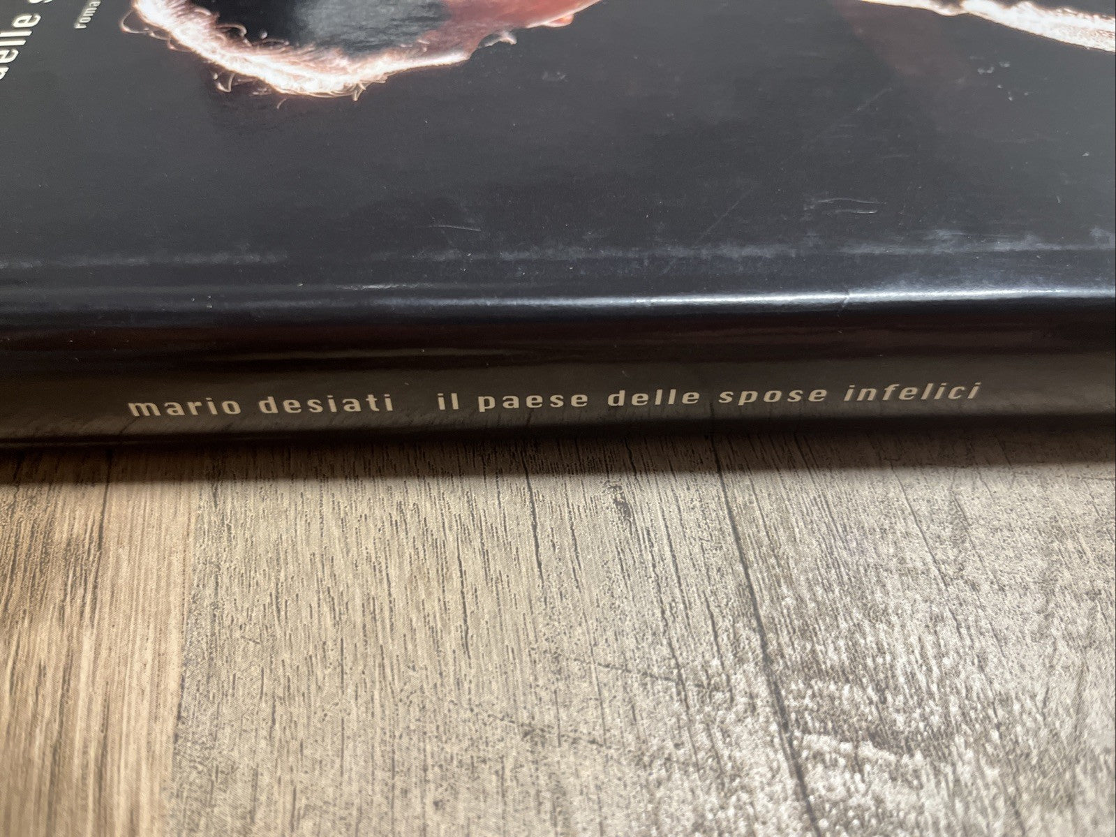 IL PAESE DELLE SPOSE INFELICI - Hardcover ( Italian) **Very Good Condition**