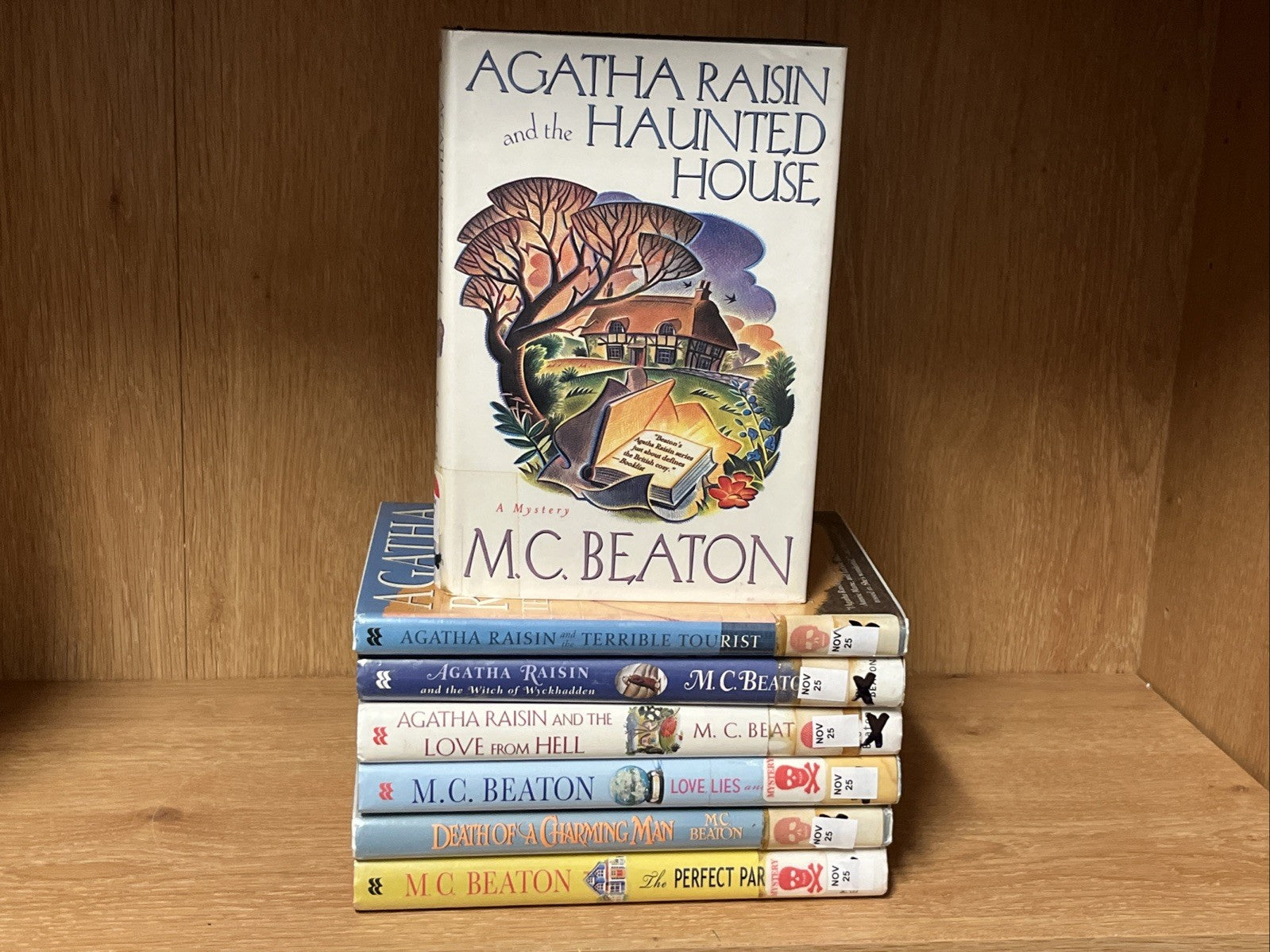 mc beaton books Lot  of 7 agatha raisin Hardcover