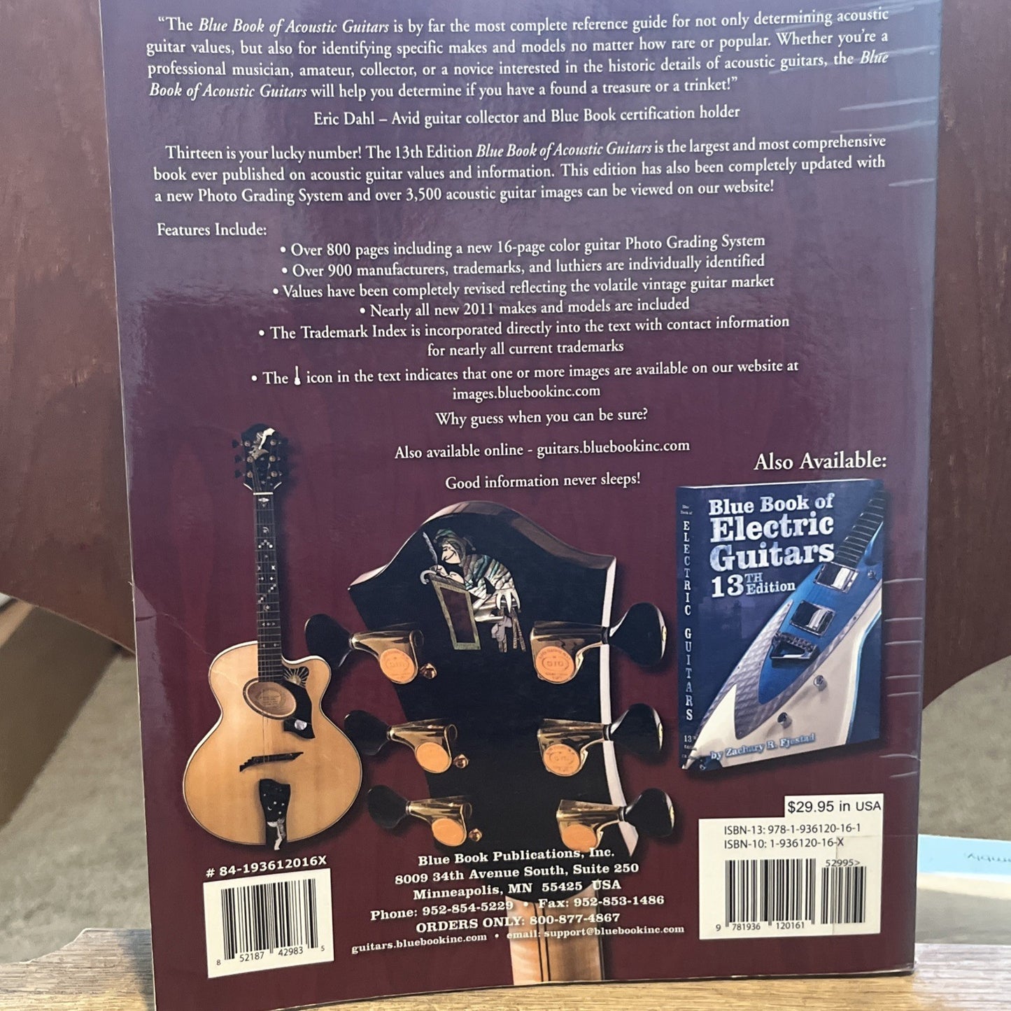 BLUE BOOK OF ACOUSTIC GUITARS 13th Edition