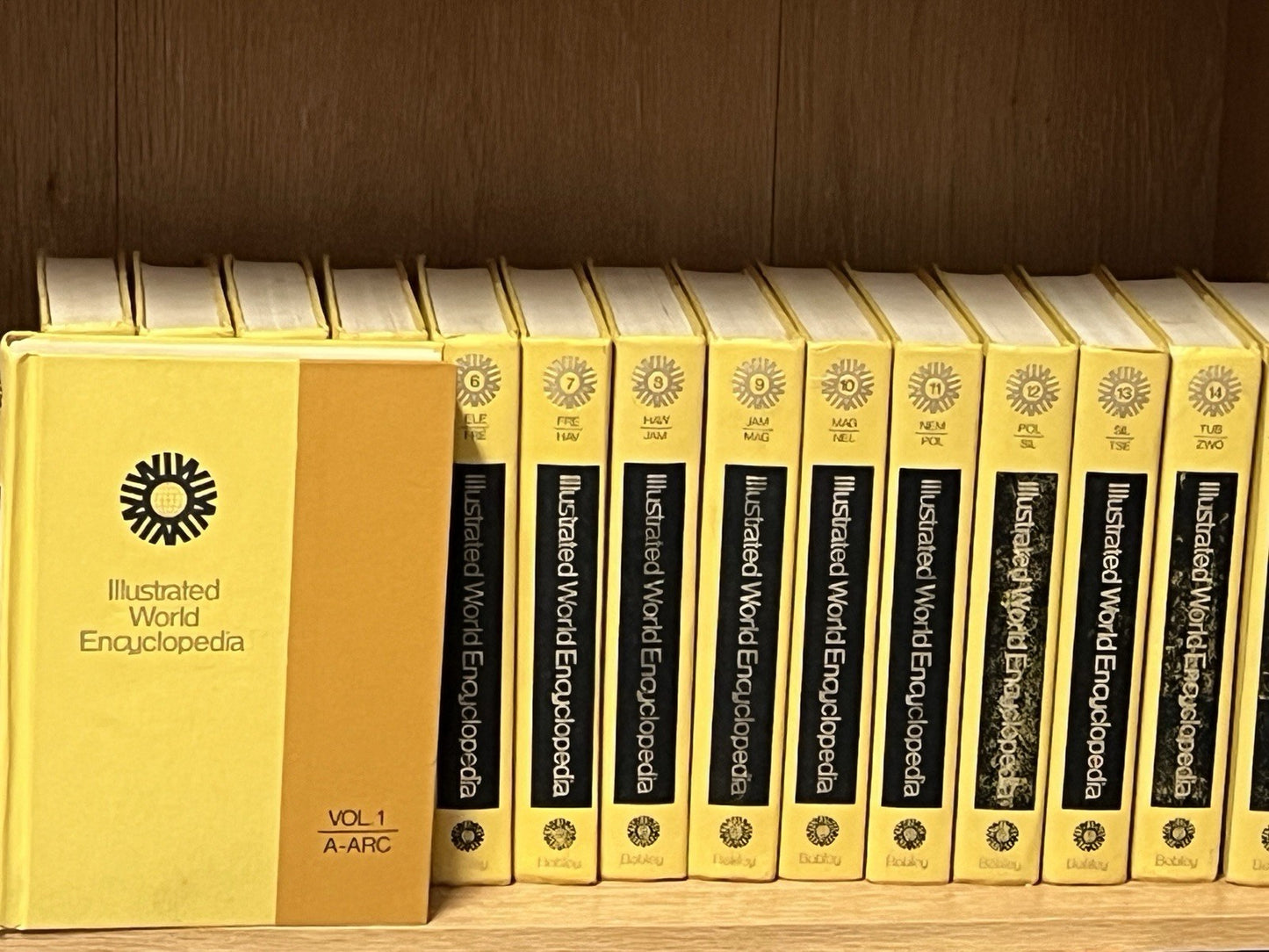 Illustrated World Encyclopedia  Volume 1 - 15 Complete Set 1972