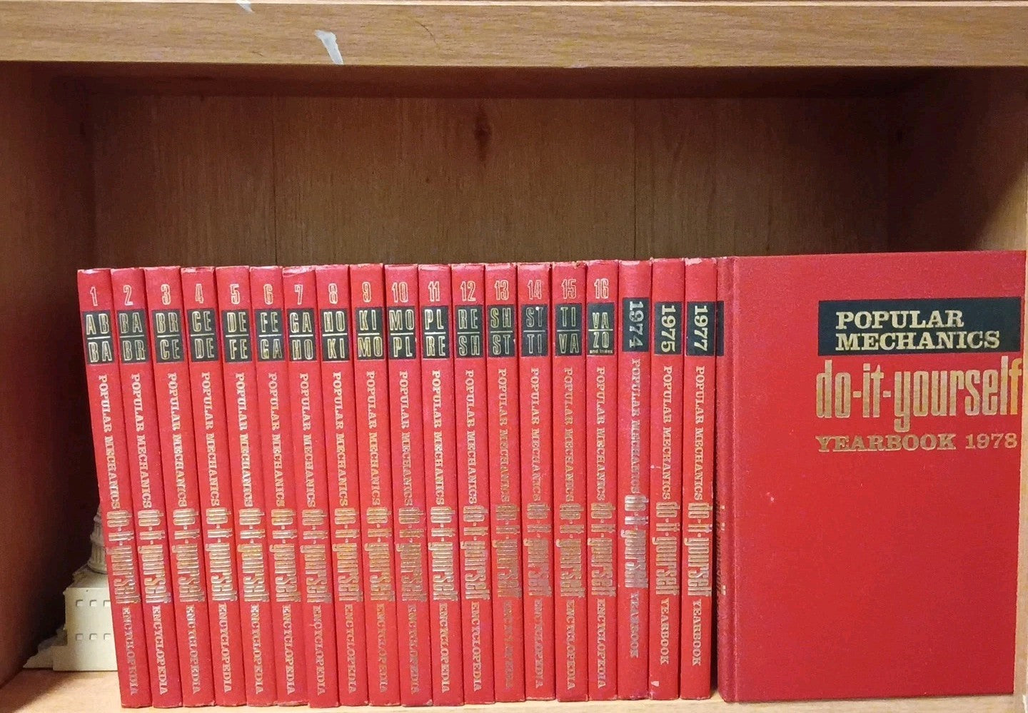 1968 Popular Mechanics Do-It-Yourself Encyclopedia & Yearbooks 1974,75, 77, 78