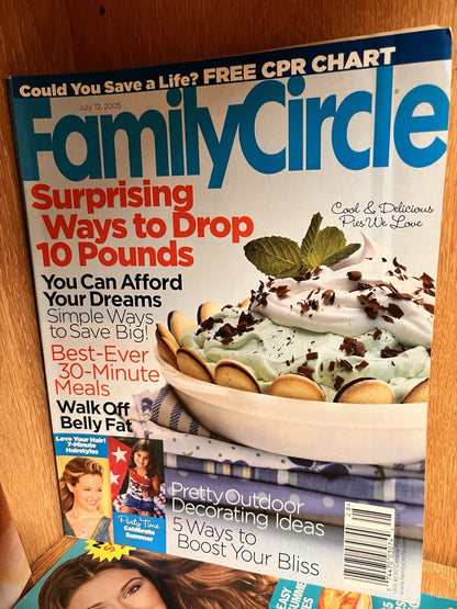 Lot of 8 FAMILY CIRCLE Magazine + Crafts Mag, Quick and Simple Magazine