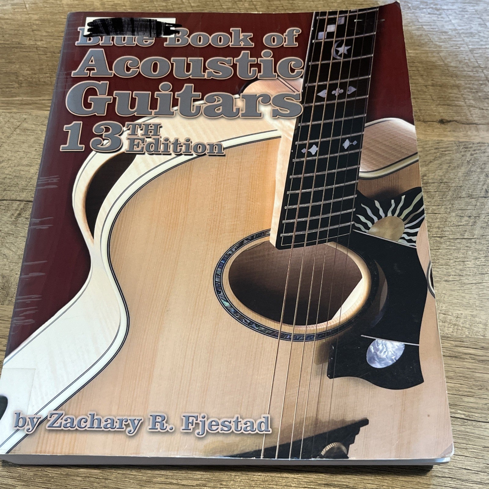 BLUE BOOK OF ACOUSTIC GUITARS 13th Edition
