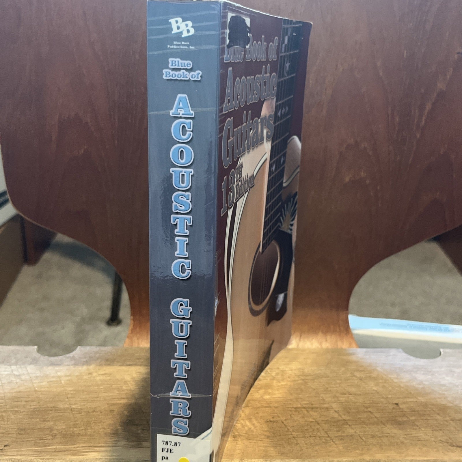 BLUE BOOK OF ACOUSTIC GUITARS 13th Edition