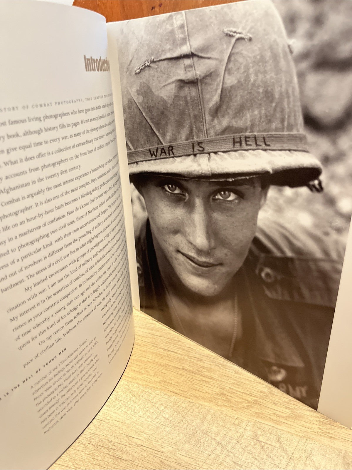 Howe, Peter: Shooting under Fire:The World of the War Photographer HC 