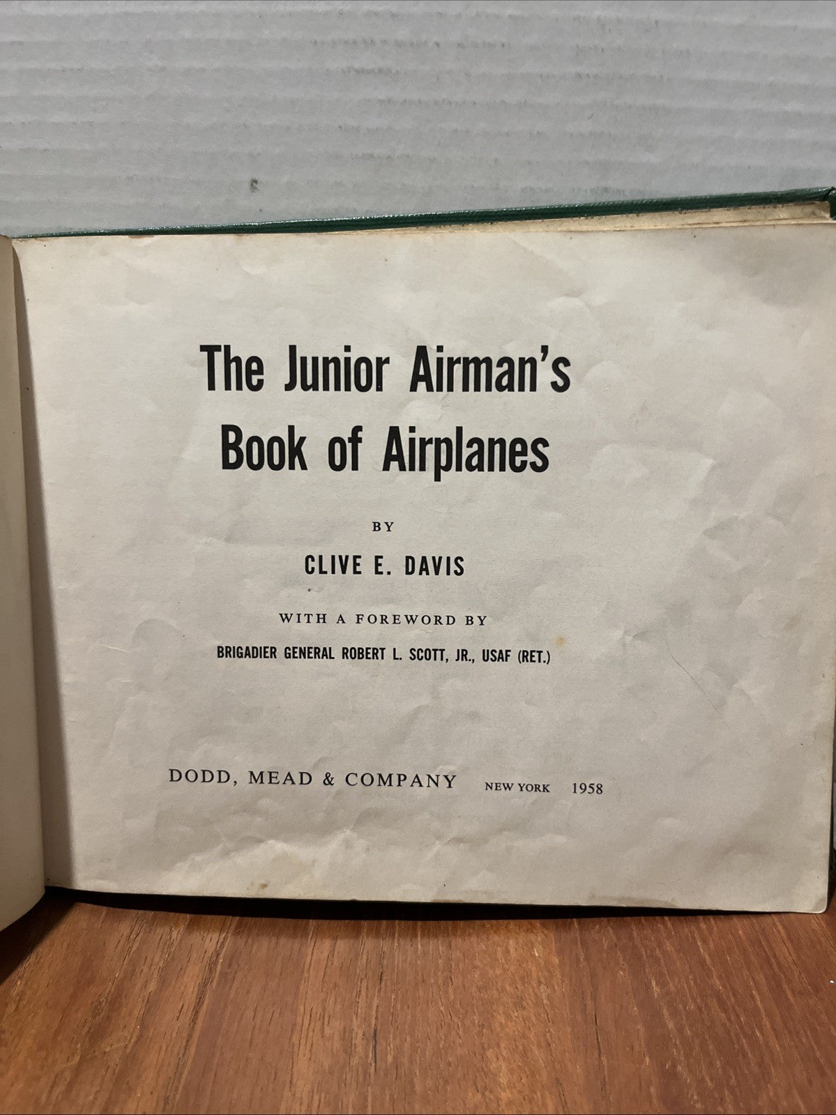 The Junior Airman's Book of Airplanes Clive E. Davis