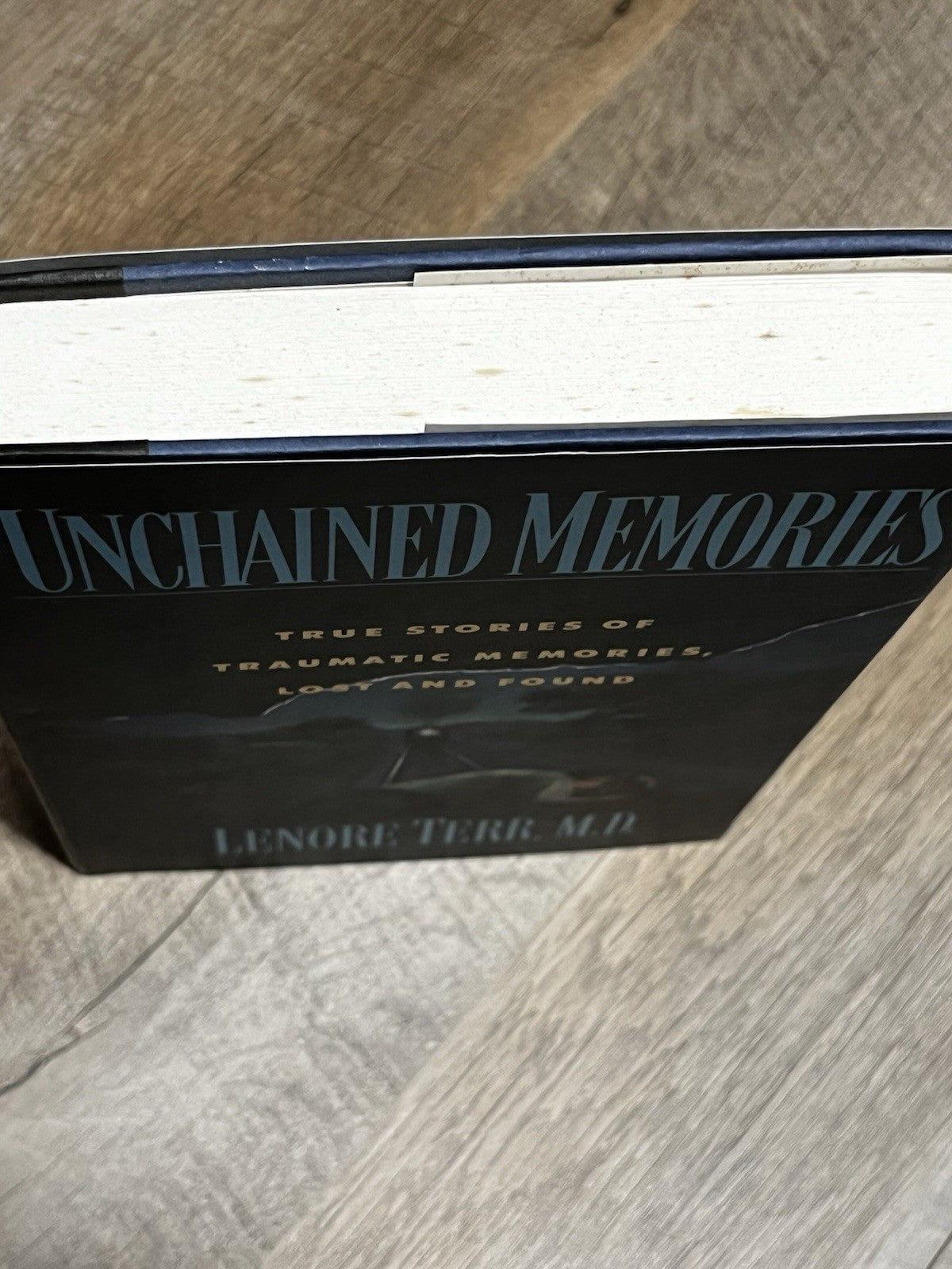Unchained Memories : True Stories of Traumatic Memories Lost and Found by Lenore