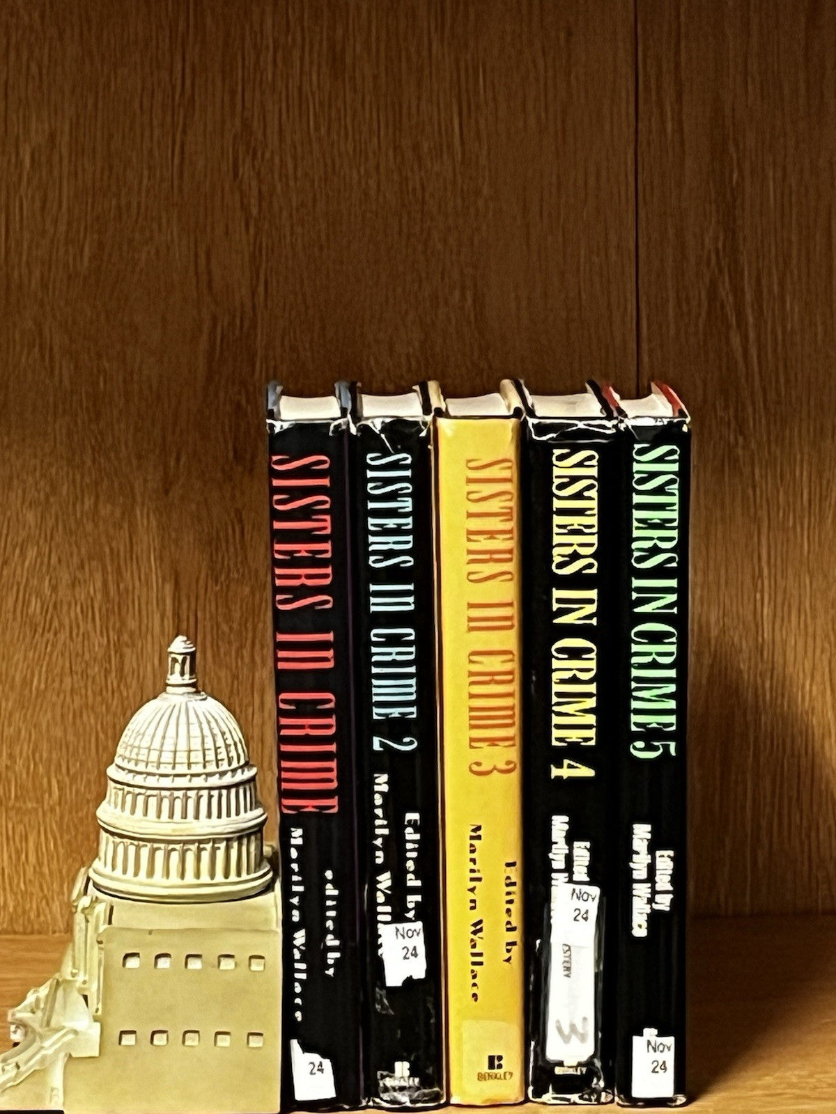 SISTERS IN CRIME 1st Edition Volume 1-5 BOOK LOT Hardcover ~by MARILYN WALLACE