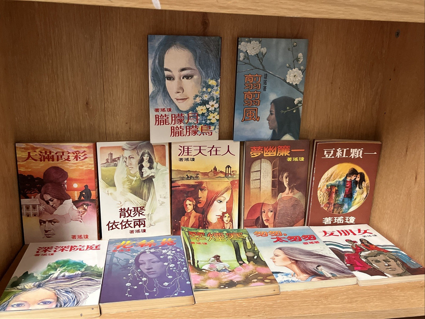 Lot of 12 Taiwanese author Chiung Yao Chinese novels Romance Stories Mixed book