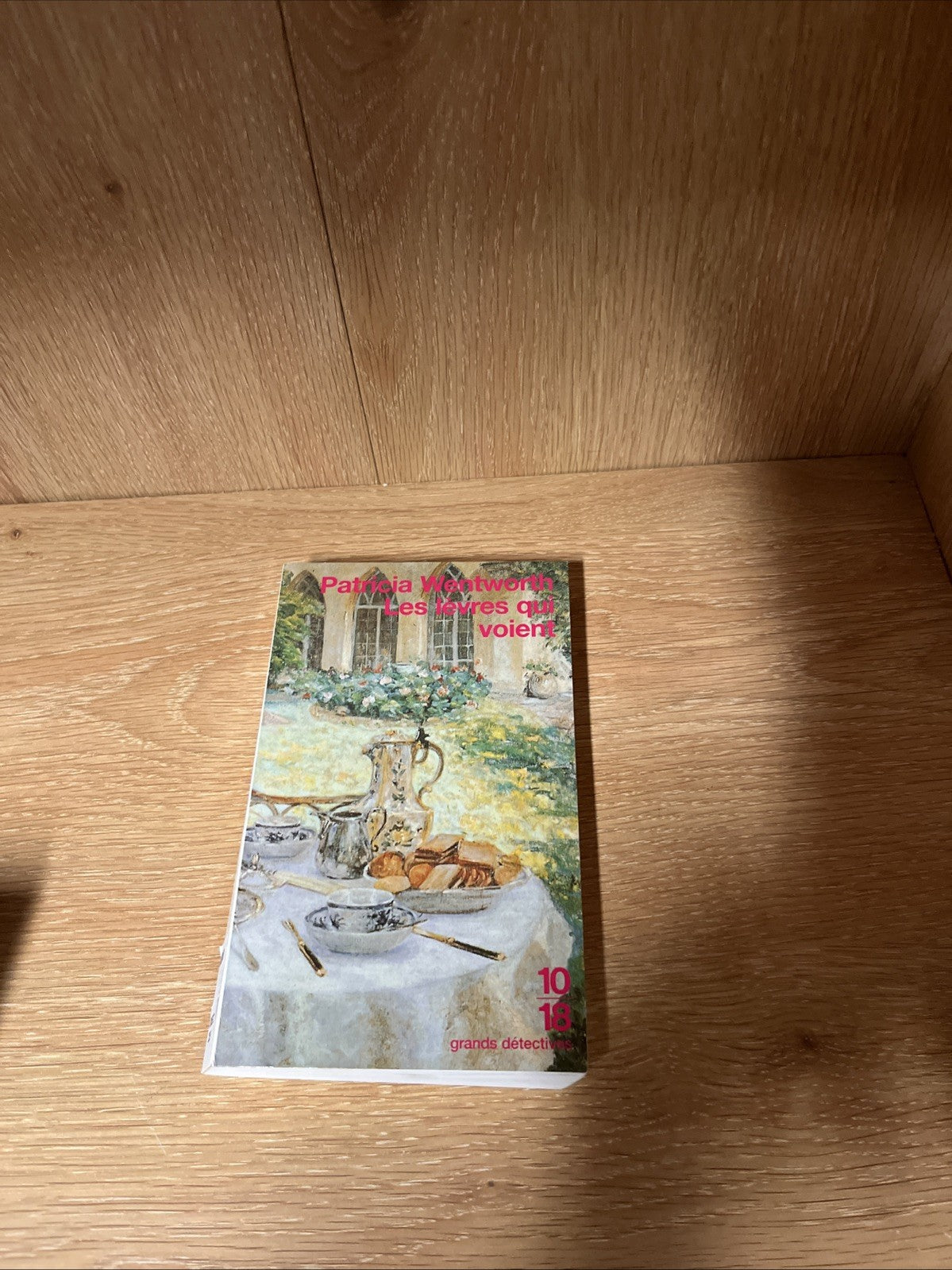 Les lèvres qui voient, Patricia Wentworth