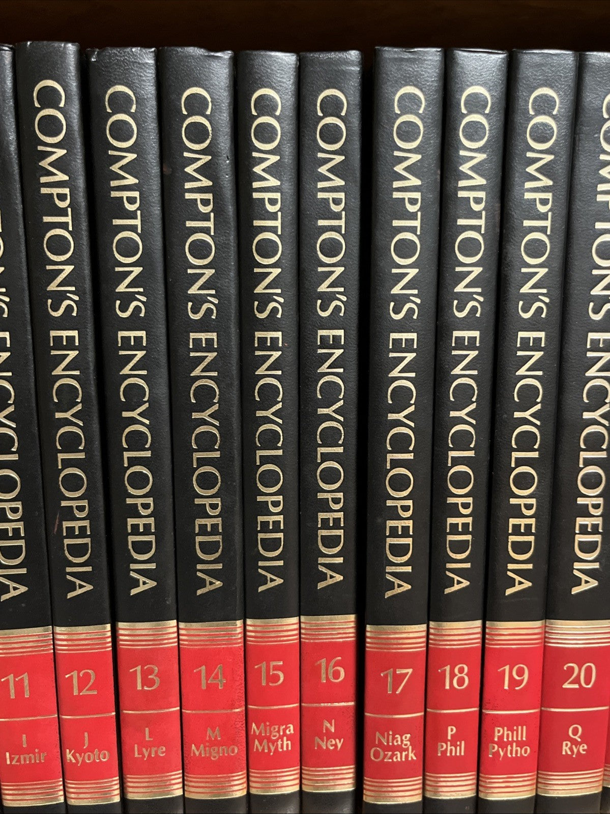 Compton's Encyclopedia Complete Set Volumes 1 - 26 & Yearbook of 1987 To 2005