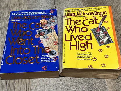 Lilian Jackson Braun Lot of 2 Books of Cat Who Mystery Series Paperback
